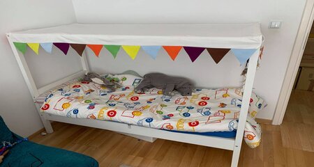 Toddler bed with toys