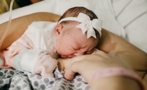 5 Ways to Breast Milk During the Day and Formula Milk at Night